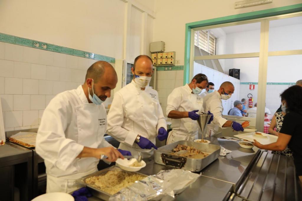 A Embaixadora de França junto da Santa Sé celebra a festa nacional no almoço com os pobres no refeitório dos pobres de Sant'Egidio